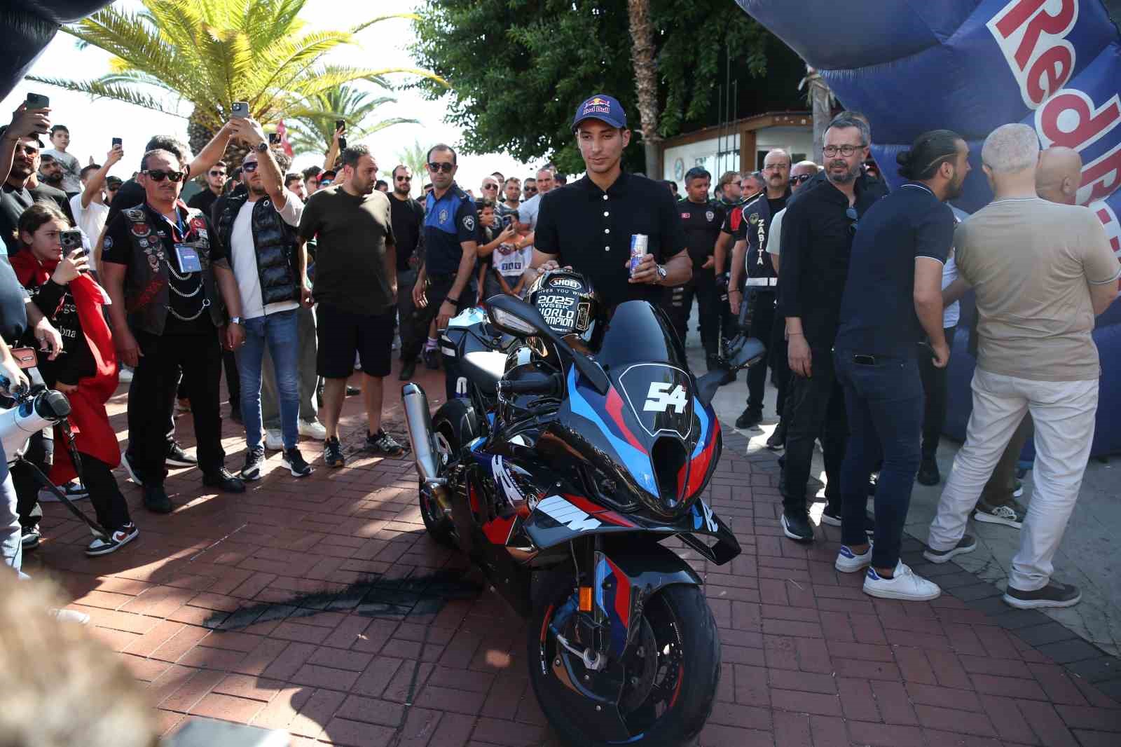 3uncu kez dunya sampiyonu olan toprak razgatlioglu memleketi alanyada coskuyla karsilandi 7 vDGw4seT