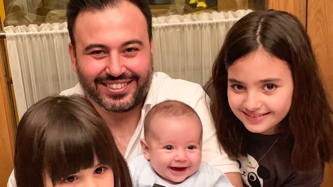 Alişan’ı Gözyaşlarına Boğan Sürpriz! Kardeşi Selçuk Aile Fotoğrafında Yeniden Hayat Buldu 10 4 56 edited