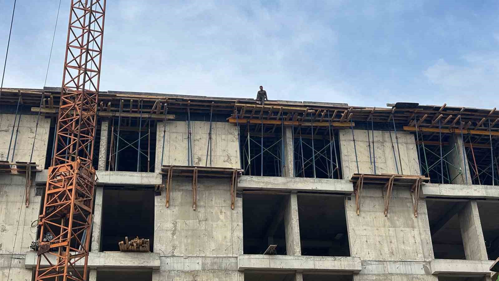 4 aydir maas alamayan isciler catiya cikti iceride biriken para yaklasik 35 milyon lira q1i4lrgn