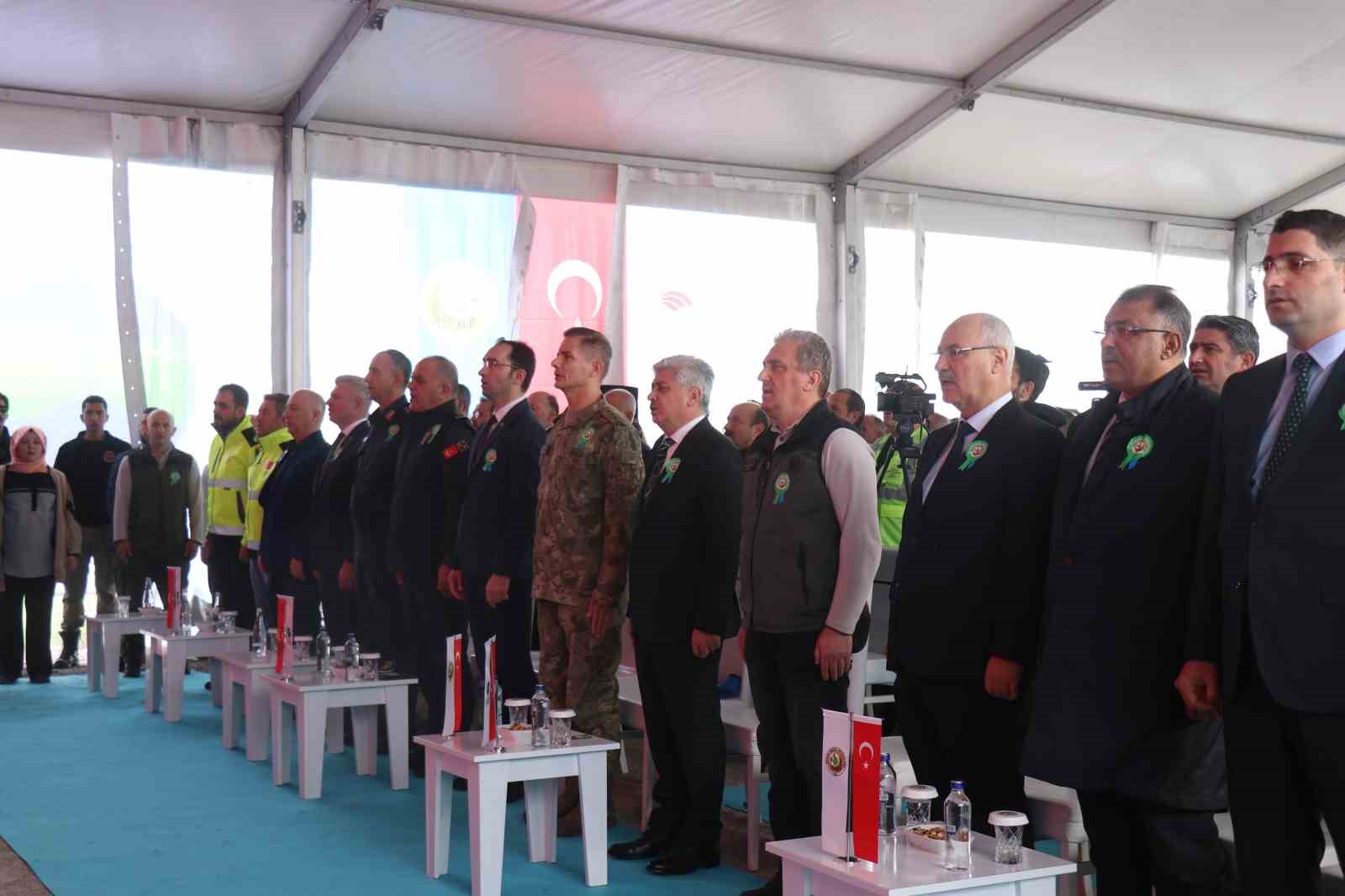 4 bin 500 fidan yanan ormanlik alanda toprakla bulustu 4 lUVOeVh4