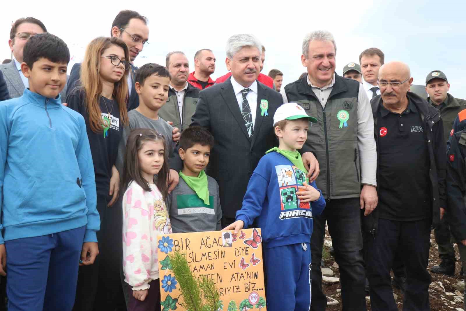 4 bin 500 fidan yanan ormanlik alanda toprakla bulustu 6 wDRXALYX