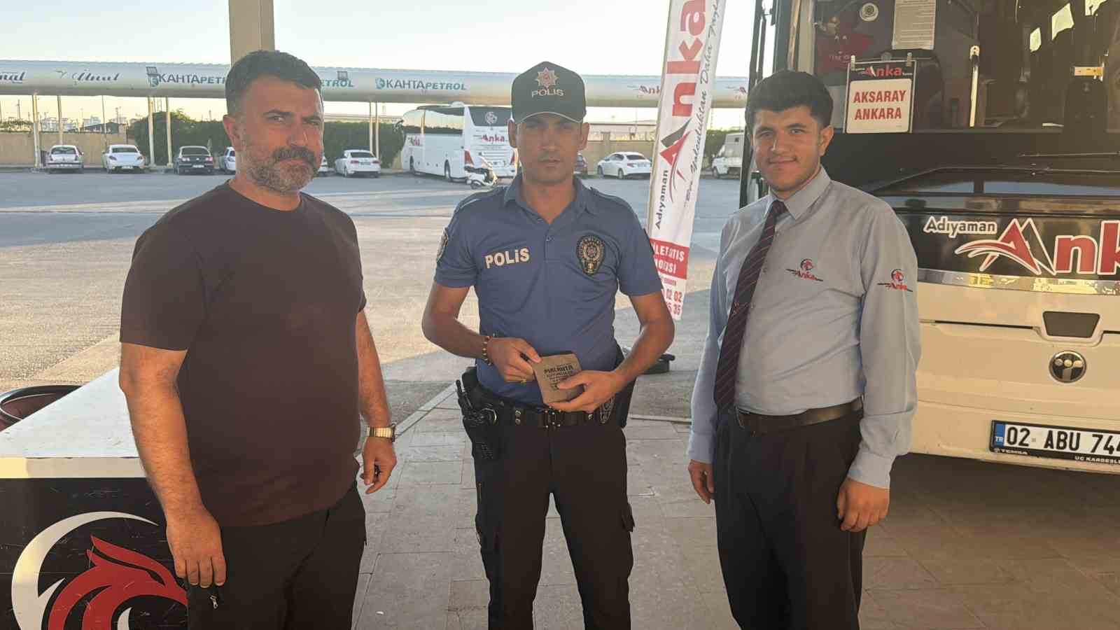 4 buçuk milyon TL değerindeki altın ve çeki sahibine ulaştırdı 7 4 bucuk milyon tl degerindeki altin ve ceki sahibine ulastirdi 3 IDIlCZed