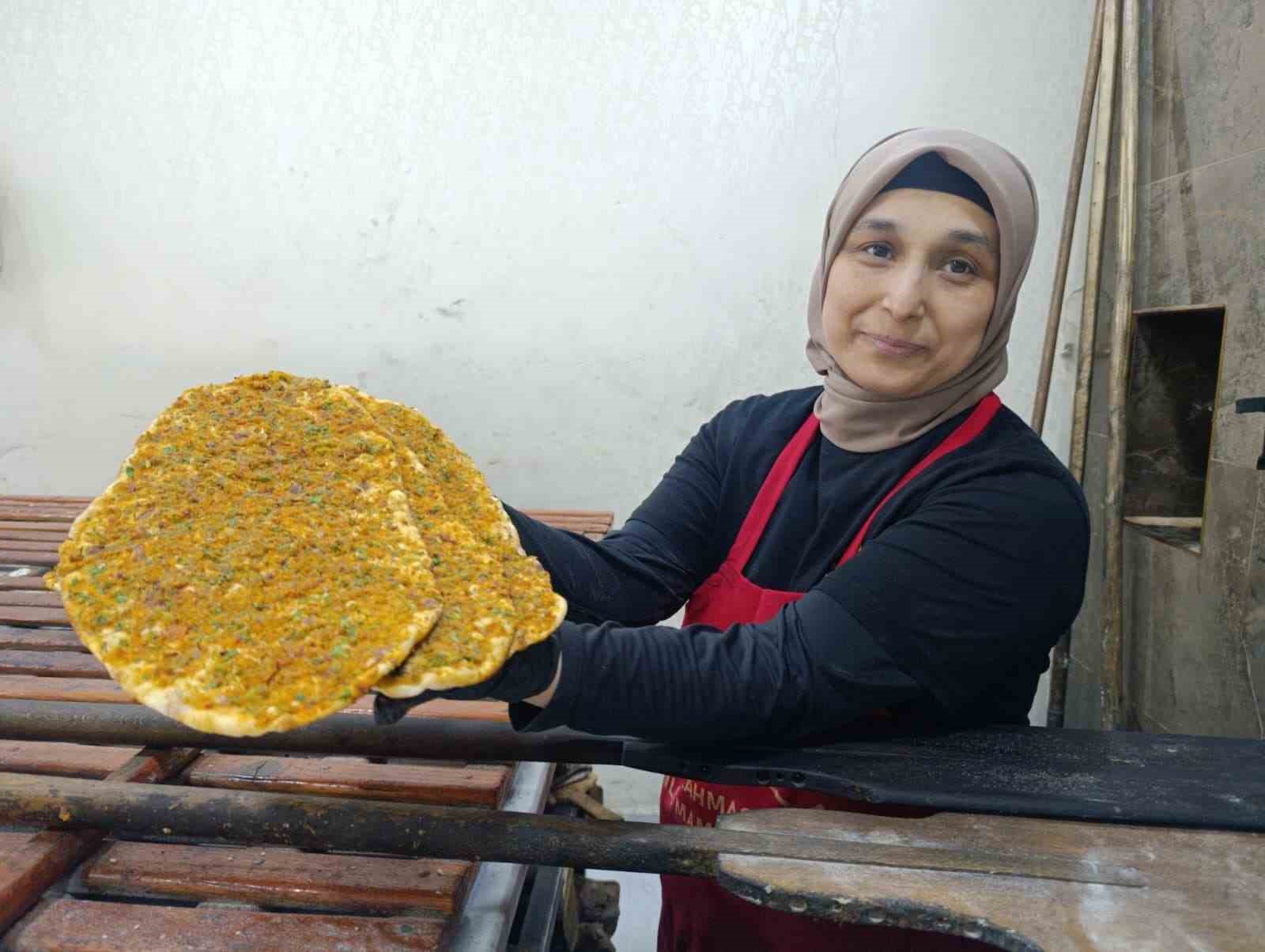 4 cocuk annesini goren sasiriyor elinde kuregi lahmacun ustaligi yapiyor 1 qbpI8zTR