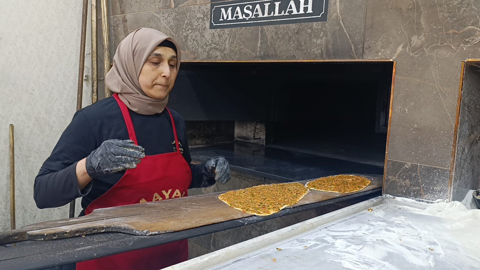 4 cocuk annesini goren sasiriyor elinde kuregi lahmacun ustaligi yapiyor 2 5bvmzV98
