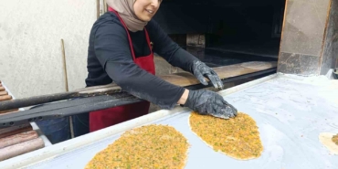 4-cocuk-annesini-goren-sasiriyor-elinde-kuregi-lahmacun-ustaligi-yapiyor-P9mEhHMd.jpg