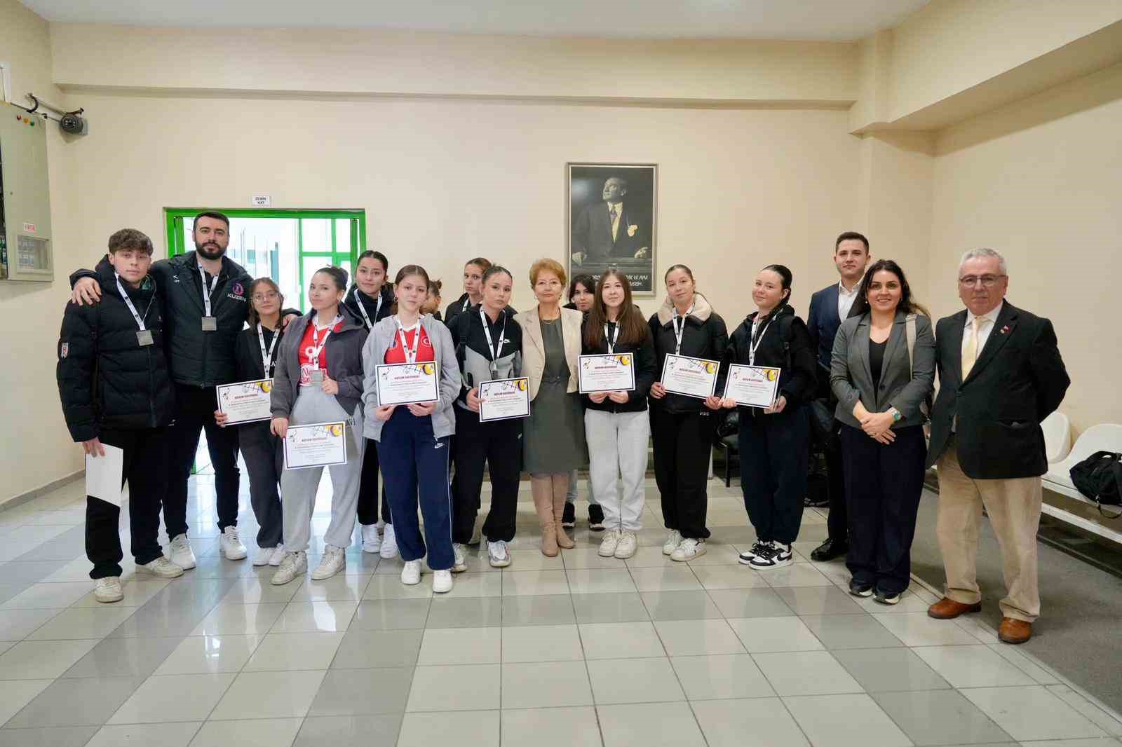 4 geleneksel yildiz kizlar voleybol turnuvasi basladi 2 bLd4GuUW
