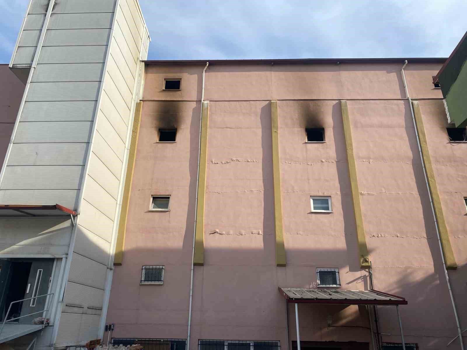 4 katli mobilya deposunda yangin urunler kullanilamaz hale geldi 6 9LjkhBK6