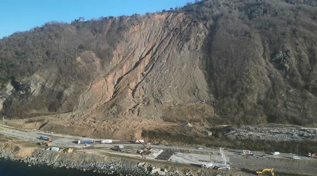 4 kisinin hayatini kaybettigi heyelan bolgesinde tunel calismasi baslatildi 0 BC3846y5