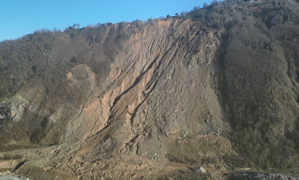 4 kisinin hayatini kaybettigi heyelan bolgesinde tunel calismasi baslatildi 1 l2ibLtrq