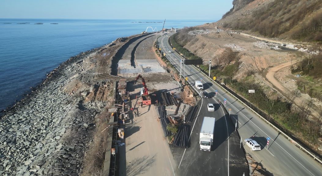 4 kisinin hayatini kaybettigi heyelan bolgesinde tunel calismasi baslatildi 4 MTlXwY7B
