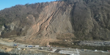 4-kisinin-hayatini-kaybettigi-heyelan-bolgesinde-tunel-calismasi-baslatildi-8UPGEtRx.jpg