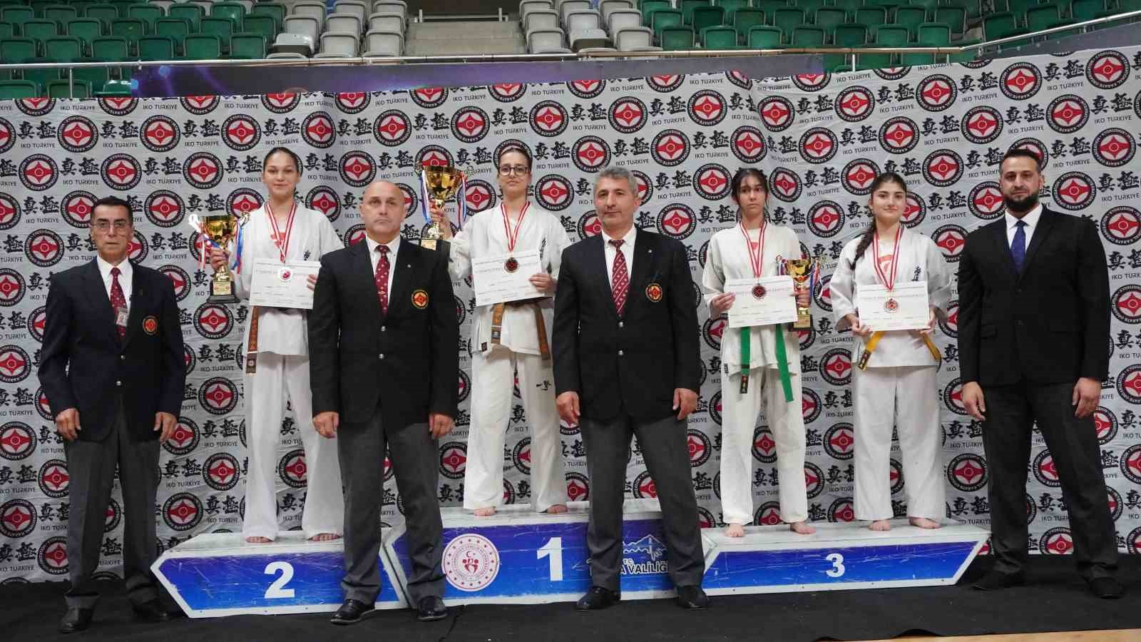 4 ülkeden gelen 180 sporcu, Bursa’daki Kyokushin Kupası’nda buluştu 6 4 ulkeden gelen 180 sporcu bursadaki kyokushin kupasinda bulustu 2 FCluHfXj