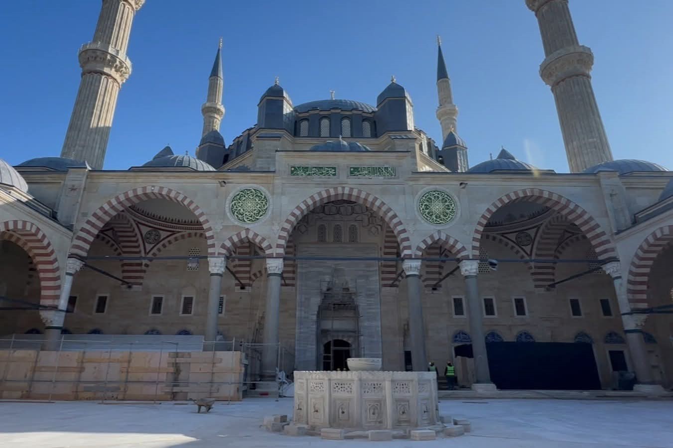 4 yil aradan sonra selimiye camiinde ilk cuma 3 RPOcMn28