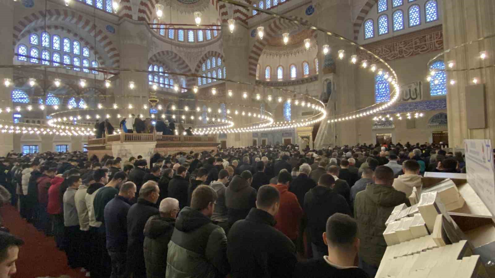4 yil aradan sonra selimiye camiinde ilk cuma 5 L3HZrNYv