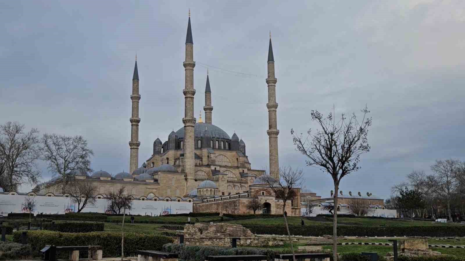 4 yil aradan sonra selimiye camiinde ilk namazda yangin 4 eZtaSbWL
