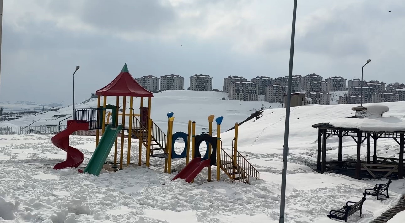 40 kilometre arayla iki mevsim yuksekovada kar esenderede bahar mesaisi 1 eHcE14pK
