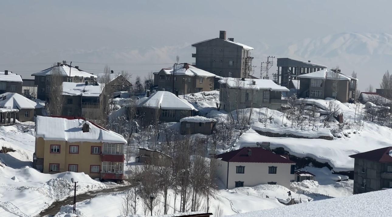 40 kilometre arayla iki mevsim yuksekovada kar esenderede bahar mesaisi 10 Dml7UnXR