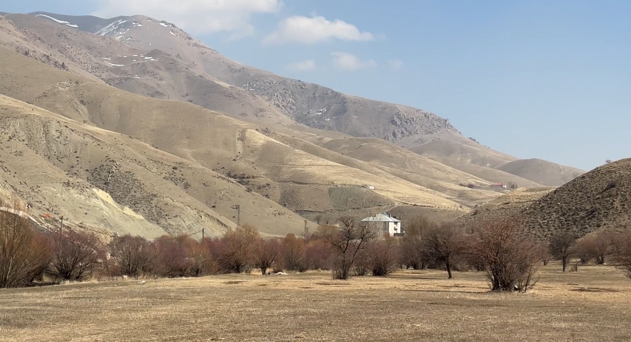 40 kilometre arayla iki mevsim yuksekovada kar esenderede bahar mesaisi 15 6eV4p6rs