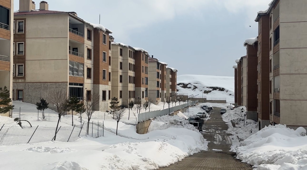 40 kilometre arayla iki mevsim yuksekovada kar esenderede bahar mesaisi 2 wpNmJ4cp
