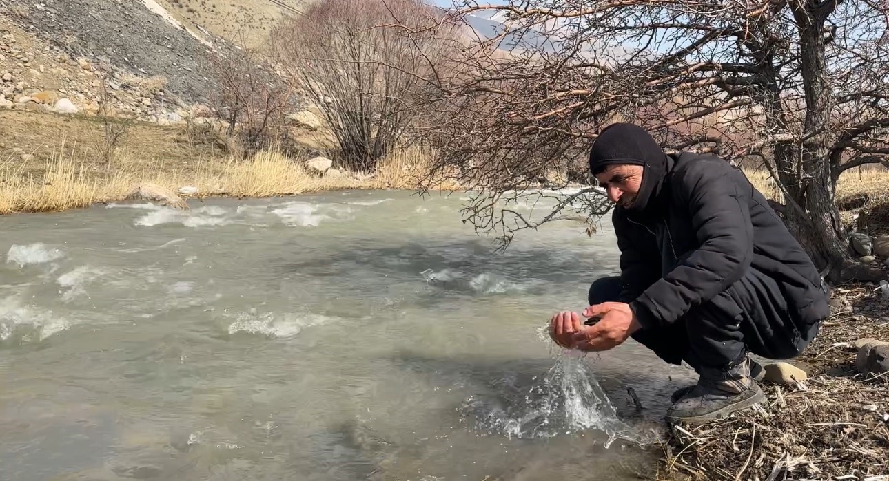 40 kilometre arayla iki mevsim yuksekovada kar esenderede bahar mesaisi 20 OIsXweDv