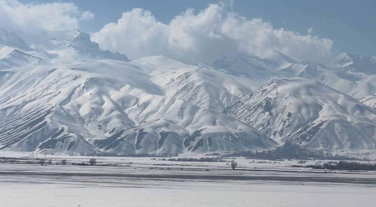 40 kilometre arayla iki mevsim yuksekovada kar esenderede bahar mesaisi 3