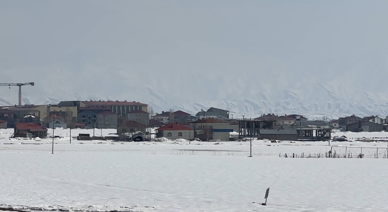 40 kilometre arayla iki mevsim yuksekovada kar esenderede bahar mesaisi 5