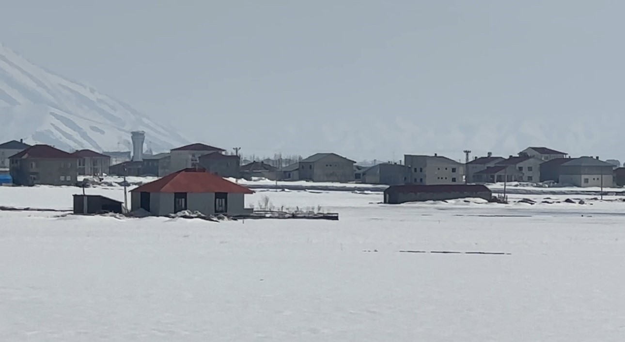 40 kilometre arayla iki mevsim yuksekovada kar esenderede bahar mesaisi 6 RFk2gED8