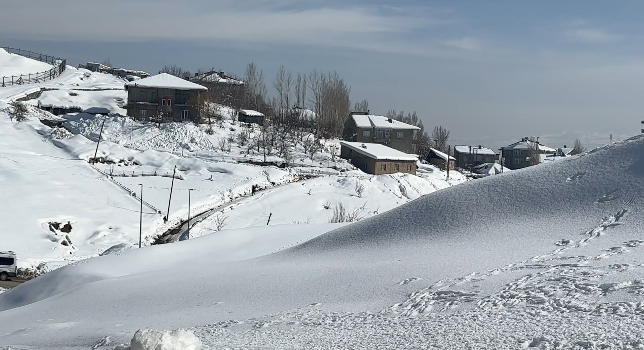 40 kilometre arayla iki mevsim yuksekovada kar esenderede bahar mesaisi 8
