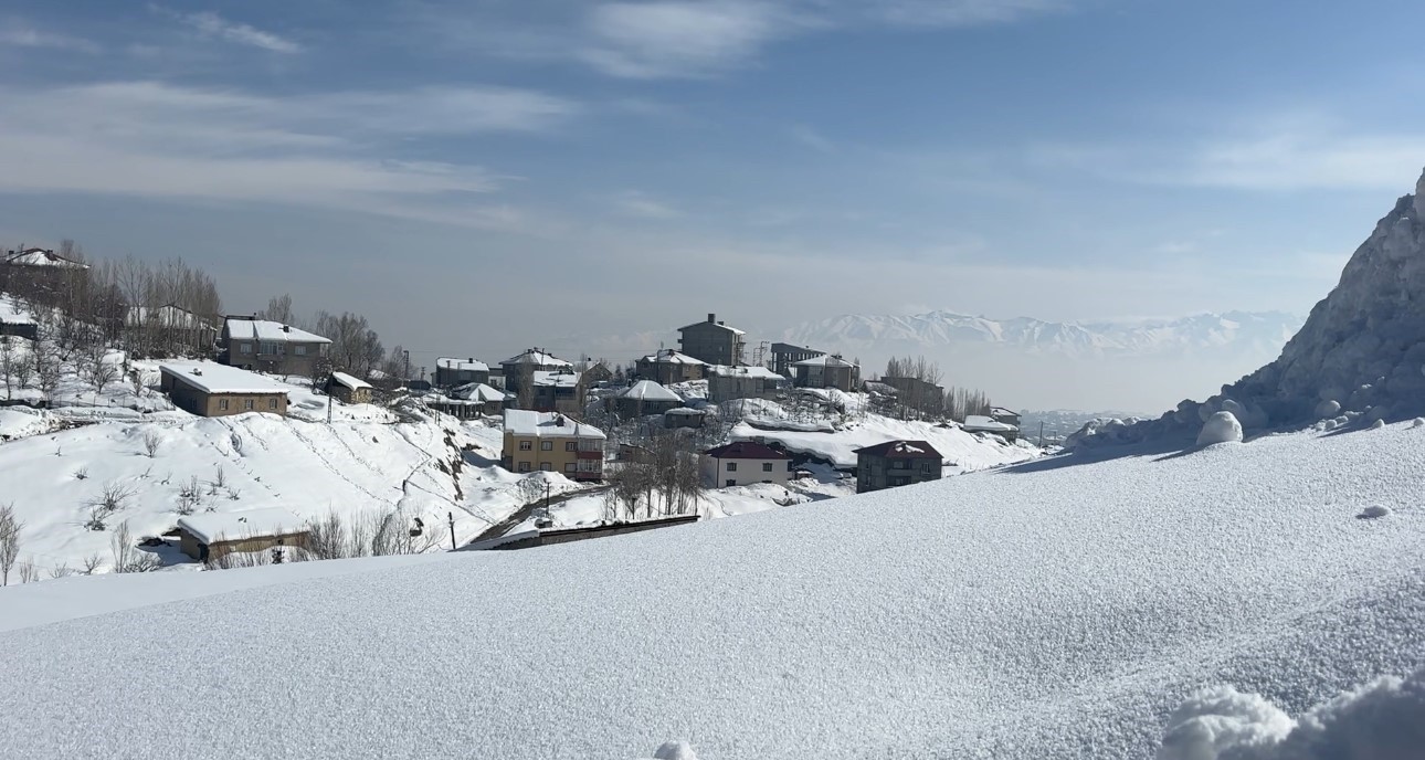 40 kilometre arayla iki mevsim yuksekovada kar esenderede bahar mesaisi 9 wNCP6y8T
