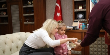 40-kisilik-ekiple-85-saat-operasyonla-kadavradan-rahim-nakledilmisti-ismini-aldigi-rektorle-bir-araya-NTlb76cs.jpg