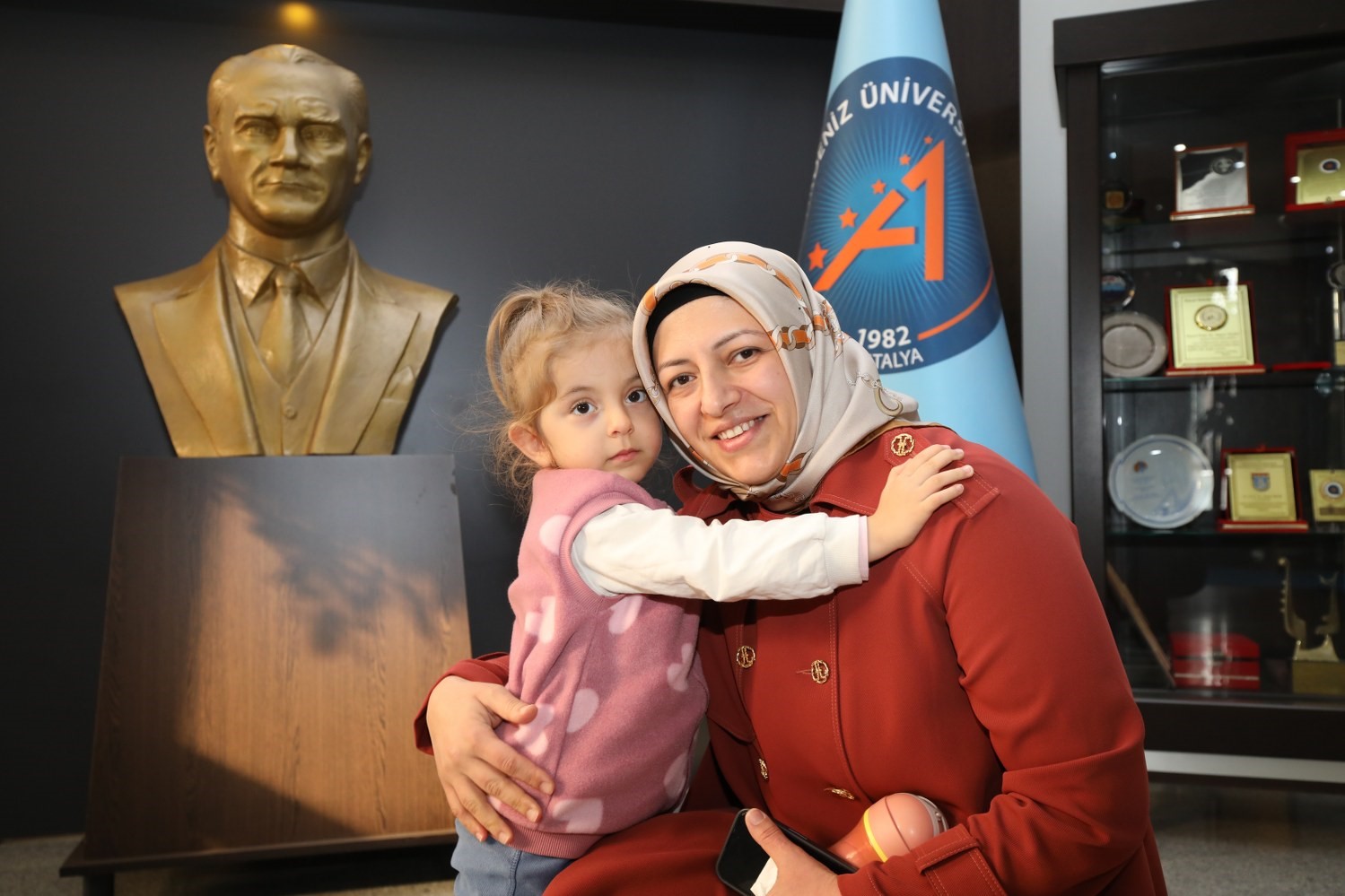 40 kisilik ekiple 85 saat operasyonla kadavradan rahim nakledilmisti ismini aldigi rektorle bir araya P4IpdQnO