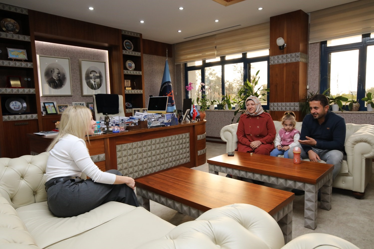 40 kisilik ekiple 85 saat operasyonla kadavradan rahim nakledilmisti ismini aldigi rektorle bir araya RKPZiyJY