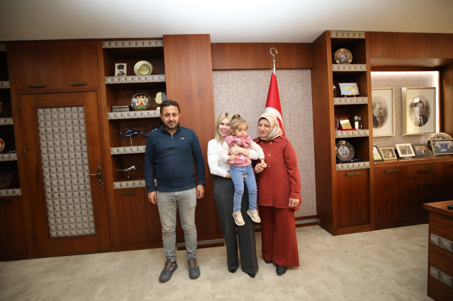 40 kisilik ekiple 85 saat operasyonla kadavradan rahim nakledilmisti ismini aldigi rektorle bir araya S6vWy7hv