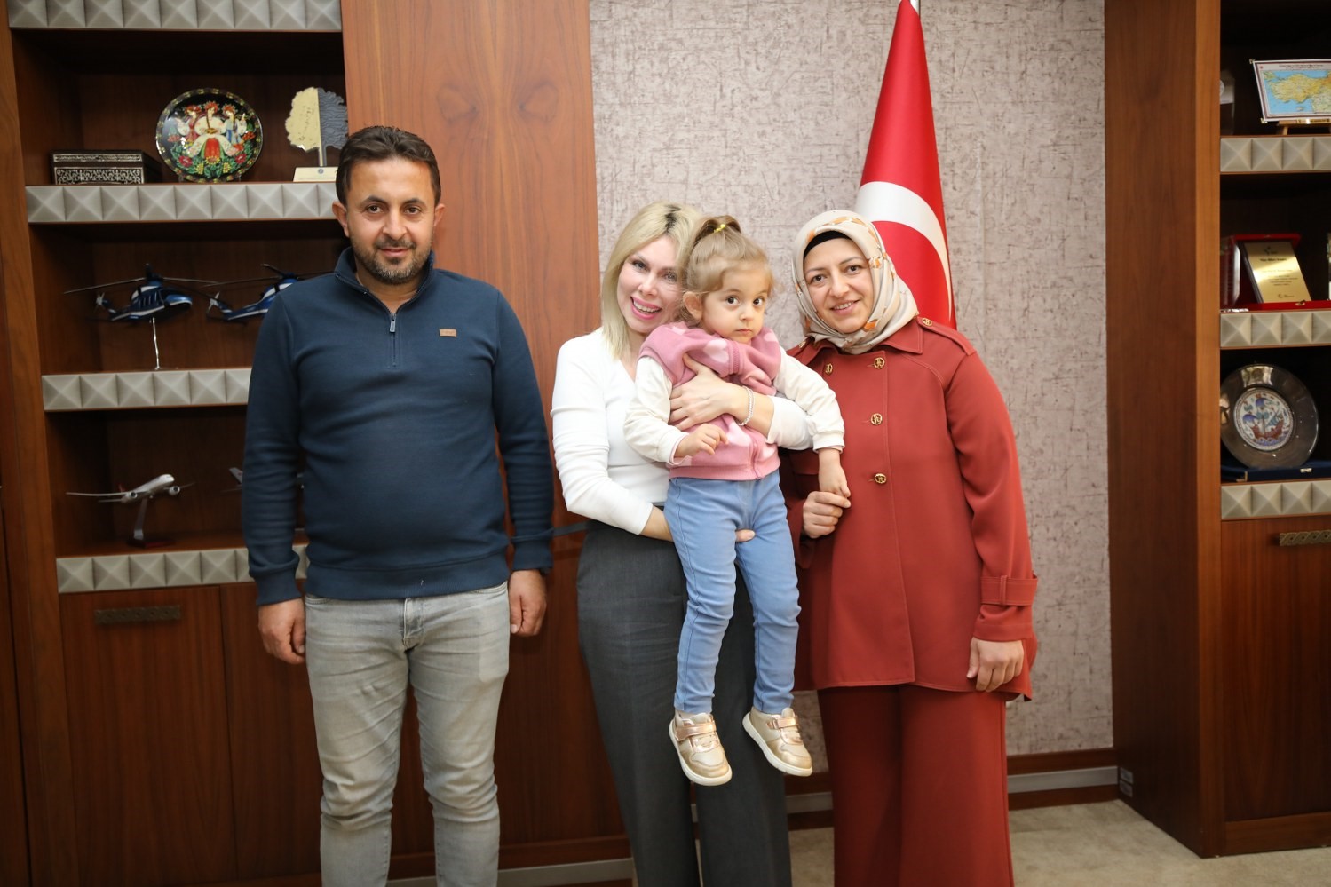 40 kisilik ekiple 85 saat operasyonla kadavradan rahim nakledilmisti ismini aldigi rektorle bir araya Zn7q1VBW