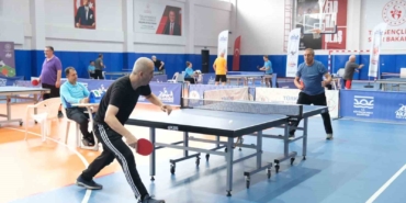 40-yas-ustu-masa-tenisi-turnuvasinda-heyecan-zirveye-cikti-L2sfzuRb.jpg