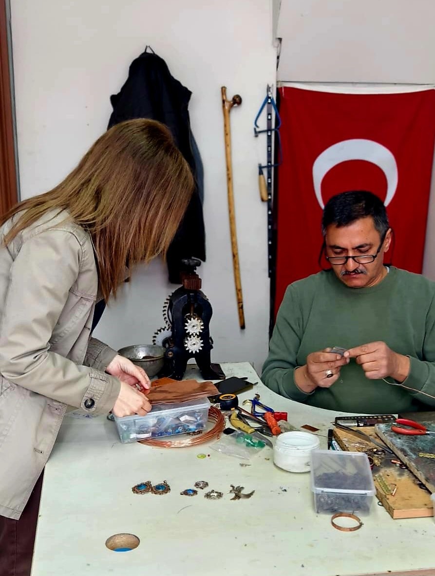 40 yıldır altın, gümüş ve bakıra ateşle şekil veriyor 5 40 yildir altin gumus ve bakira atesle sekil veriyor 1 Gl4UCwZ5