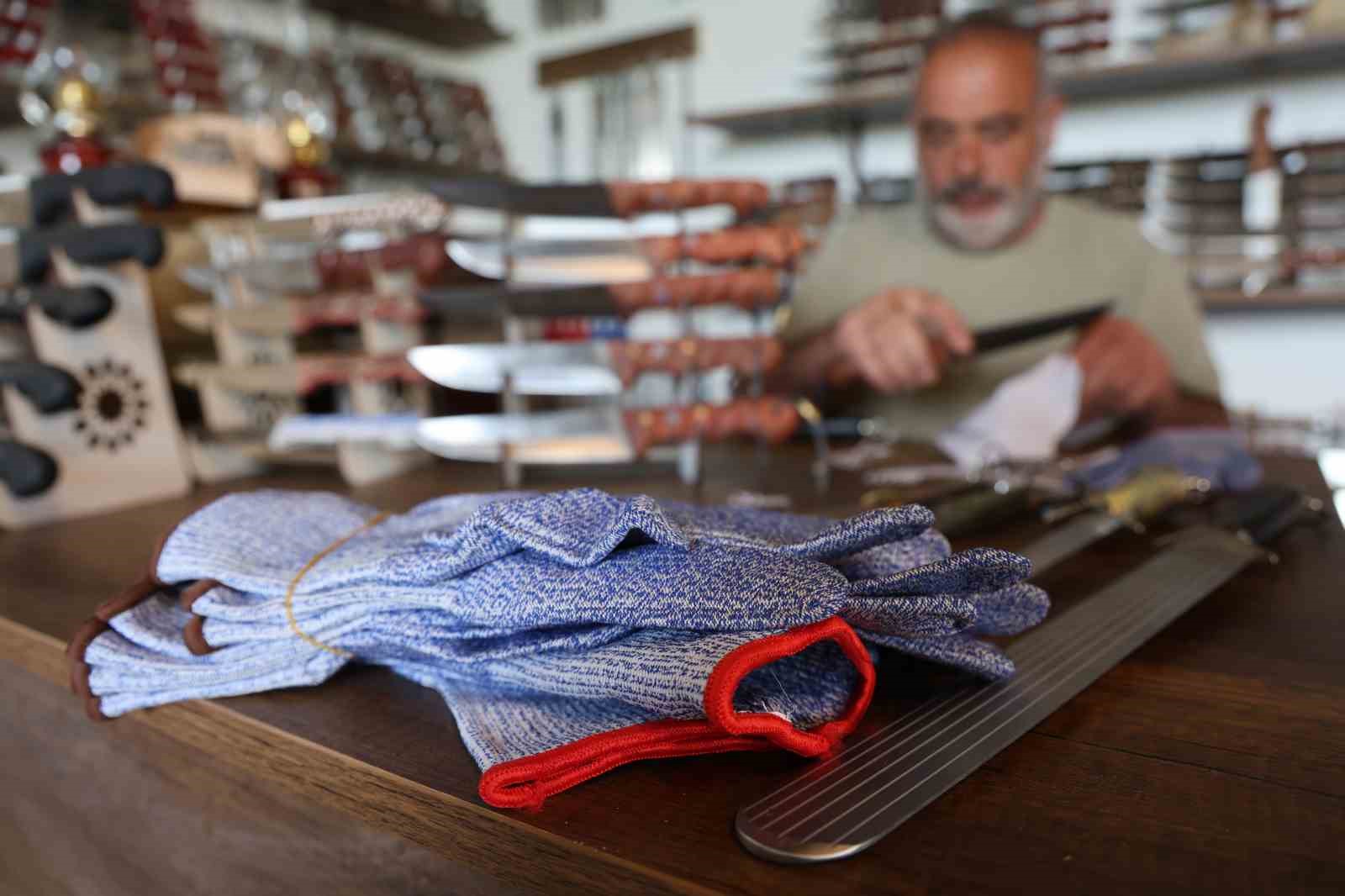 40 yillik kasap kesilmez eldiveni bicakla test ederek acemi kasaplari uyardi 0