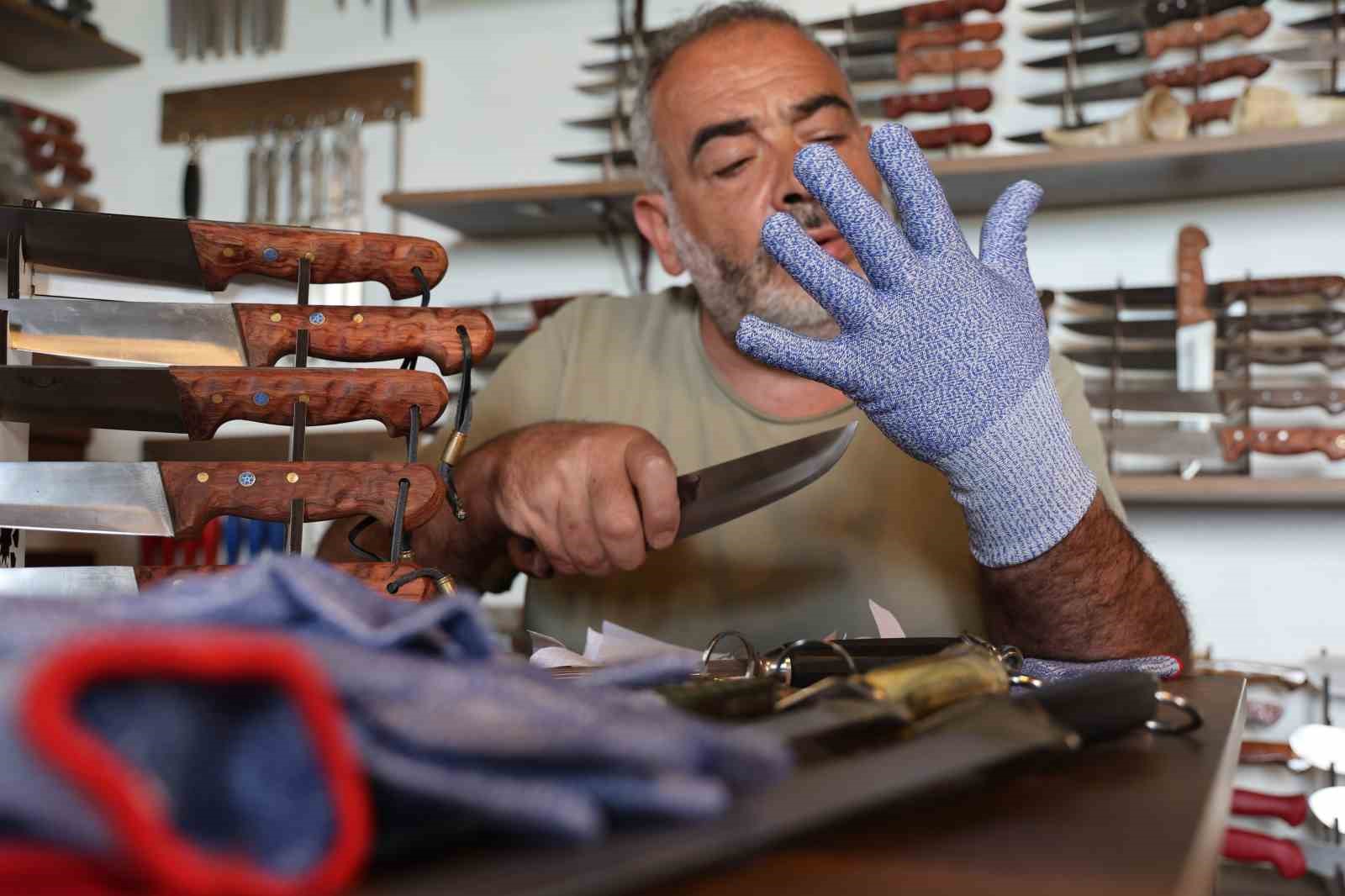 40 yillik kasap kesilmez eldiveni bicakla test ederek acemi kasaplari uyardi 1 kpaFRdKP