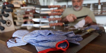 40-yillik-kasap-kesilmez-eldiveni-bicakla-test-ederek-acemi-kasaplari-uyardi-k8LPgl3q.jpg