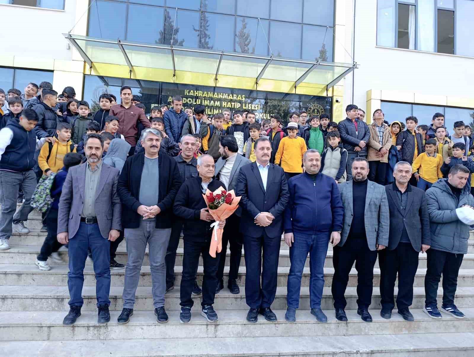 40 yillik ogretmen duygusal torenle emekliye ugurlandi 0 6zSuy1YU