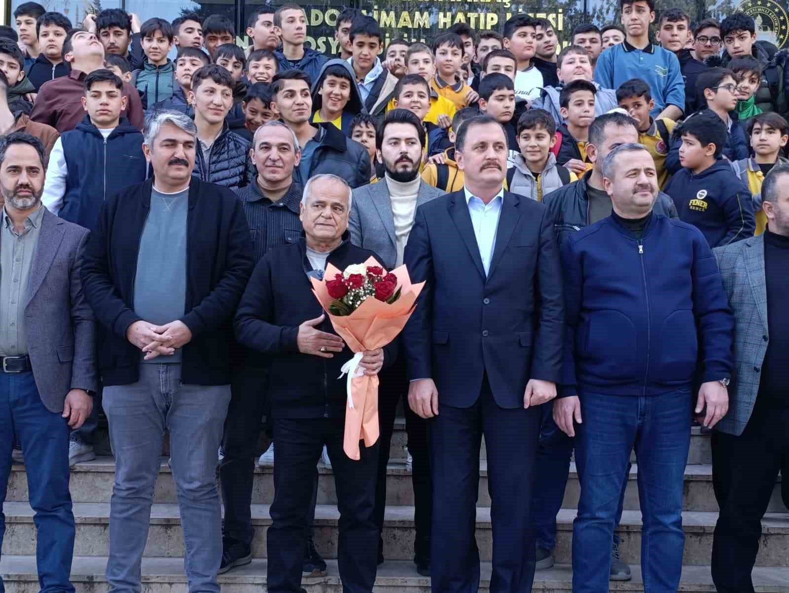 40 yillik ogretmen duygusal torenle emekliye ugurlandi 1 7HPDK4di