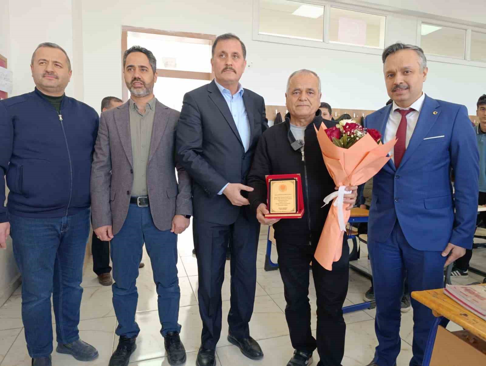 40 yillik ogretmen duygusal torenle emekliye ugurlandi 2 zwEGAs3m