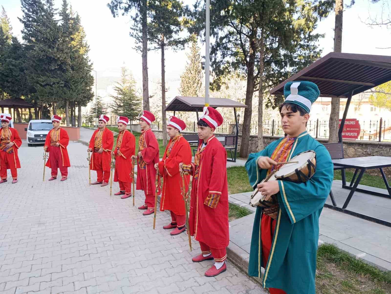 40 yillik ogretmen duygusal torenle emekliye ugurlandi 3 JYdu44gz