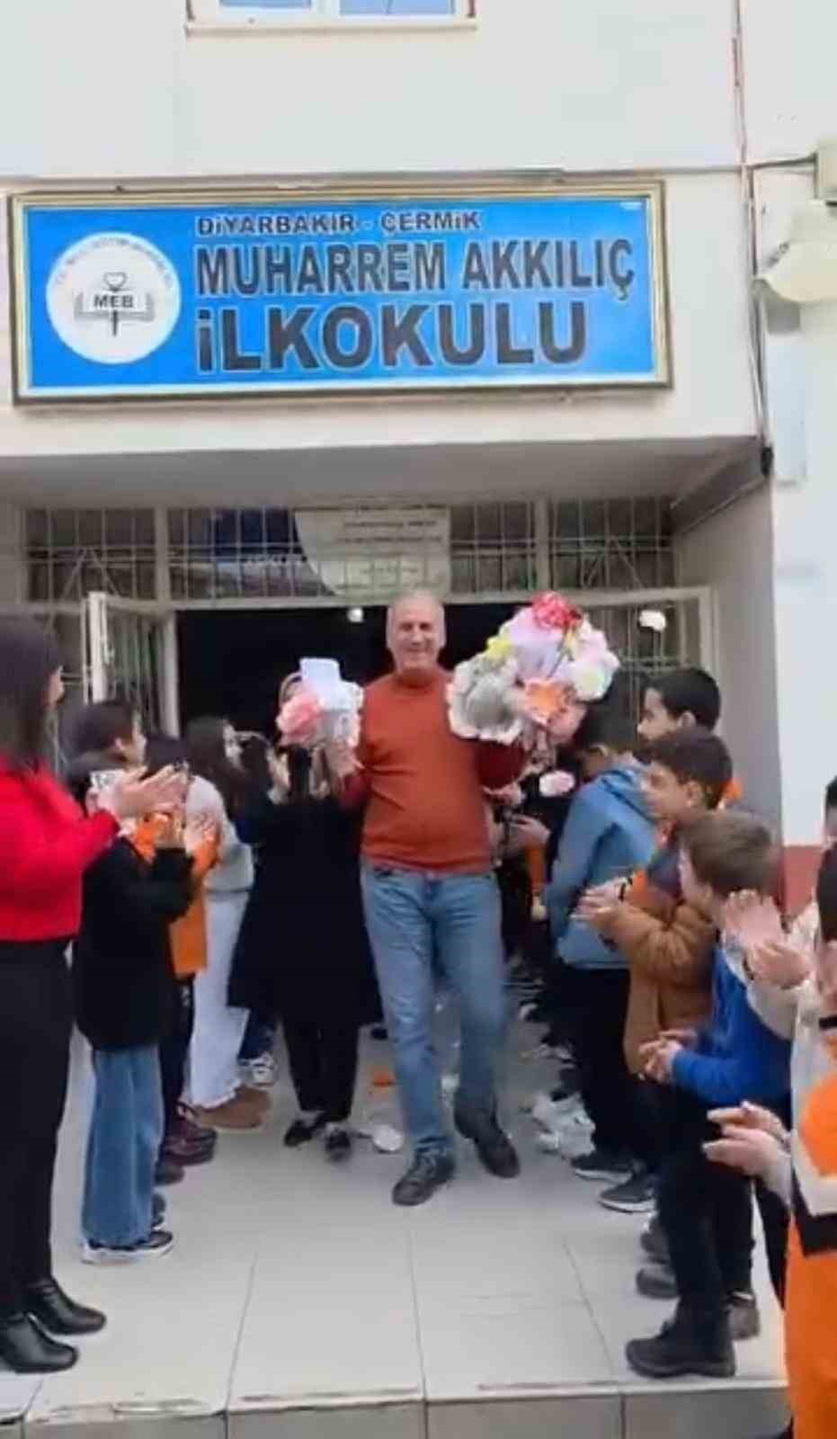 40 yillik ogretmenlik hayatini gullerle ugurlanarak noktaladi 4 buThYrcO