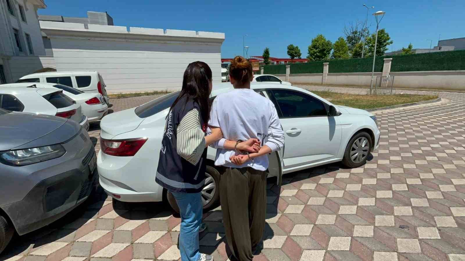 400 bin TL değerinde ziynet eşyası çalan şüpheliler otoyolda yakalandı 6 400 bin tl degerinde ziynet esyasi calan supheliler otoyolda yakalandi 2 upv4Oujp