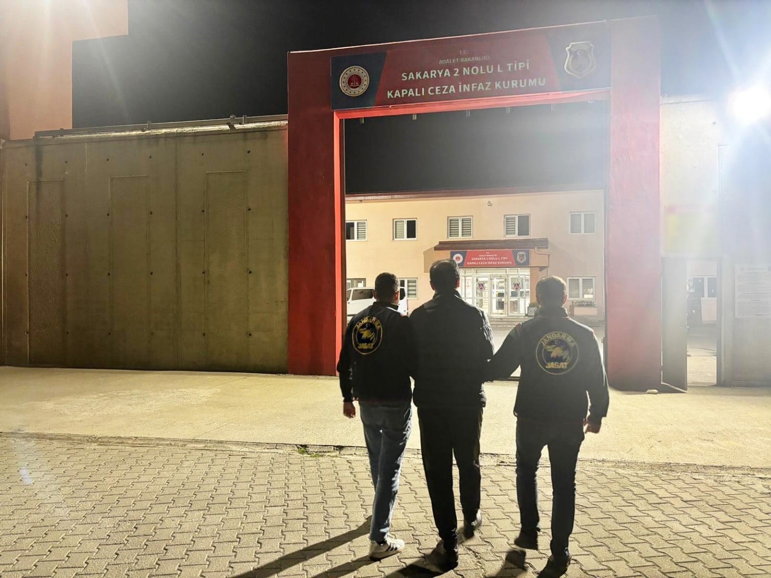 42 ve 28 yil hapis cezasi olan sahislar jandarmadan kacamadi 0 MIRMQ5tD
