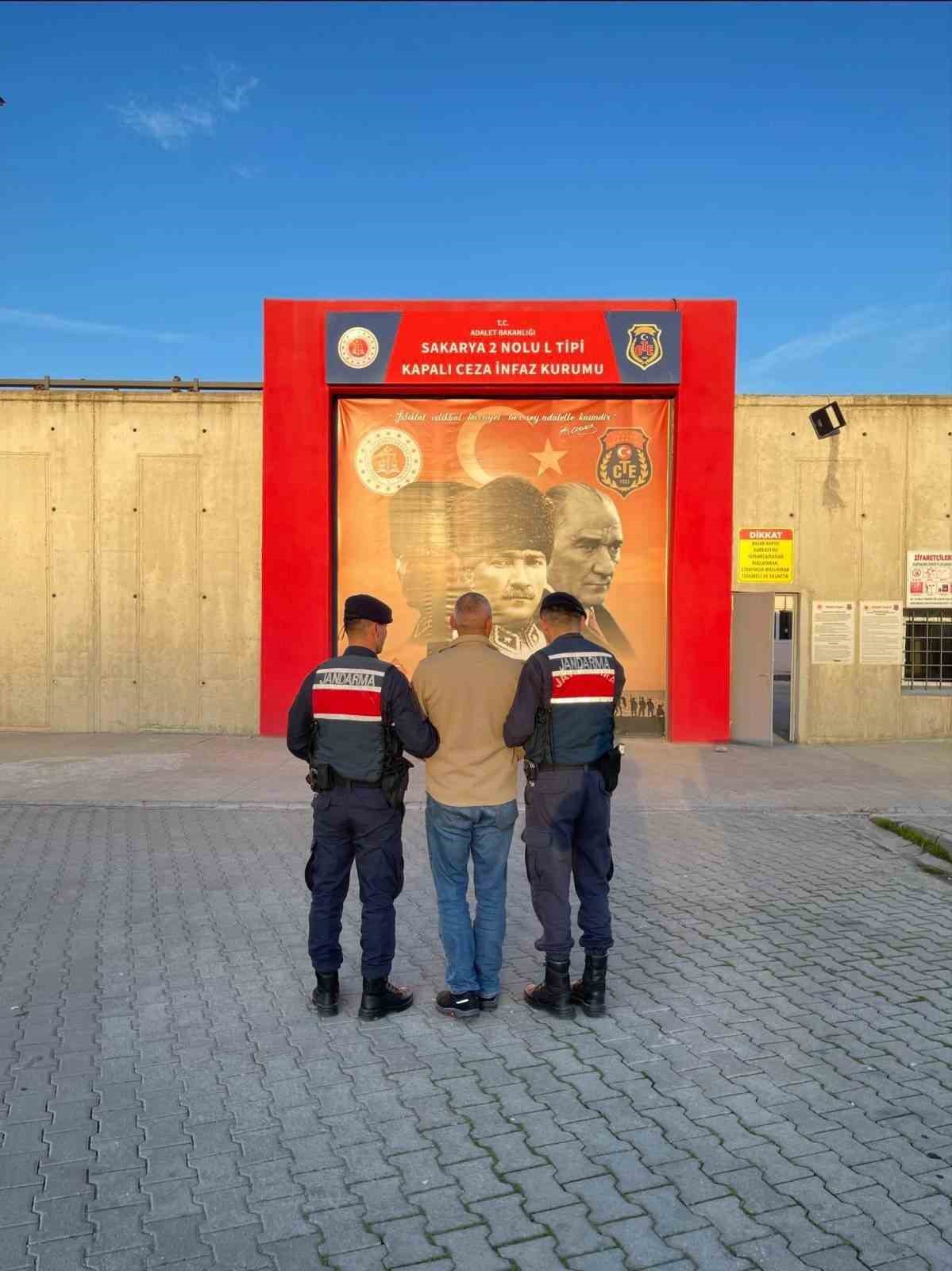 42 ve 28 yil hapis cezasi olan sahislar jandarmadan kacamadi 1 PkSYMKCX