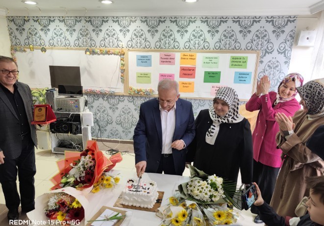 42 yıl 7 ay sonra emekli oldu: Son dersine yıllar önce mezun ettiği öğrencileri katıldı 7 42 yil 7 ay sonra emekli oldu son dersine yillar once mezun ettigi ogrencileri g7c6Eg85