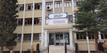 42-yil-7-ay-sonra-emekli-oldu-son-dersine-yillar-once-mezun-ettigi-ogrencileri-hNP3Rinf.jpg