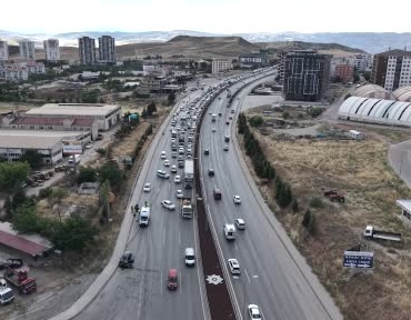 43-ilin-baglanti-noktasinda-yaz-tatili-hareketliligi-kaza-trafigi-durma-noktasina-getirdi-V3QHtLt4.jpg